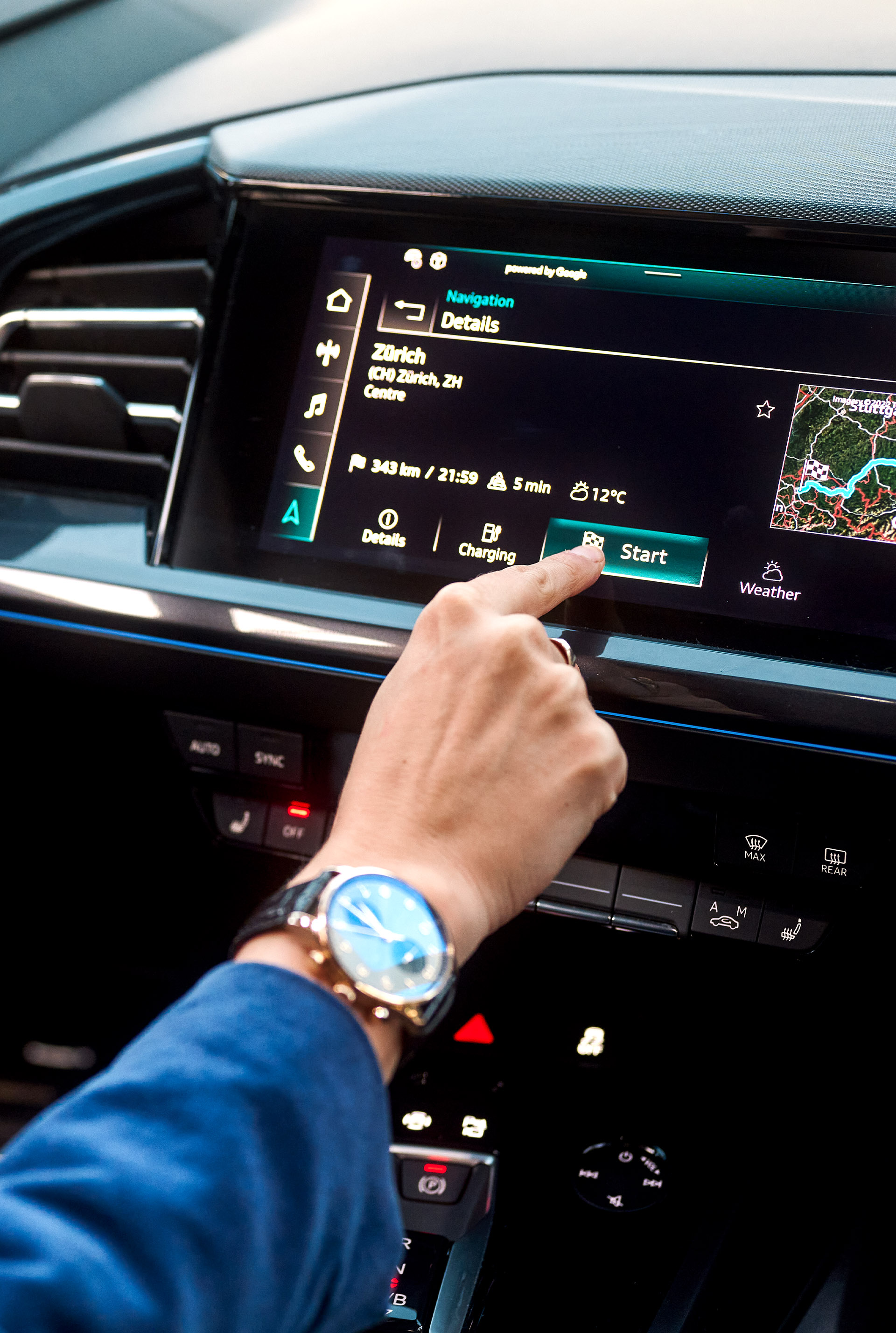 Sunnie Groeneveld operating the MMI of the Audi Q4 Sportback e-tron.