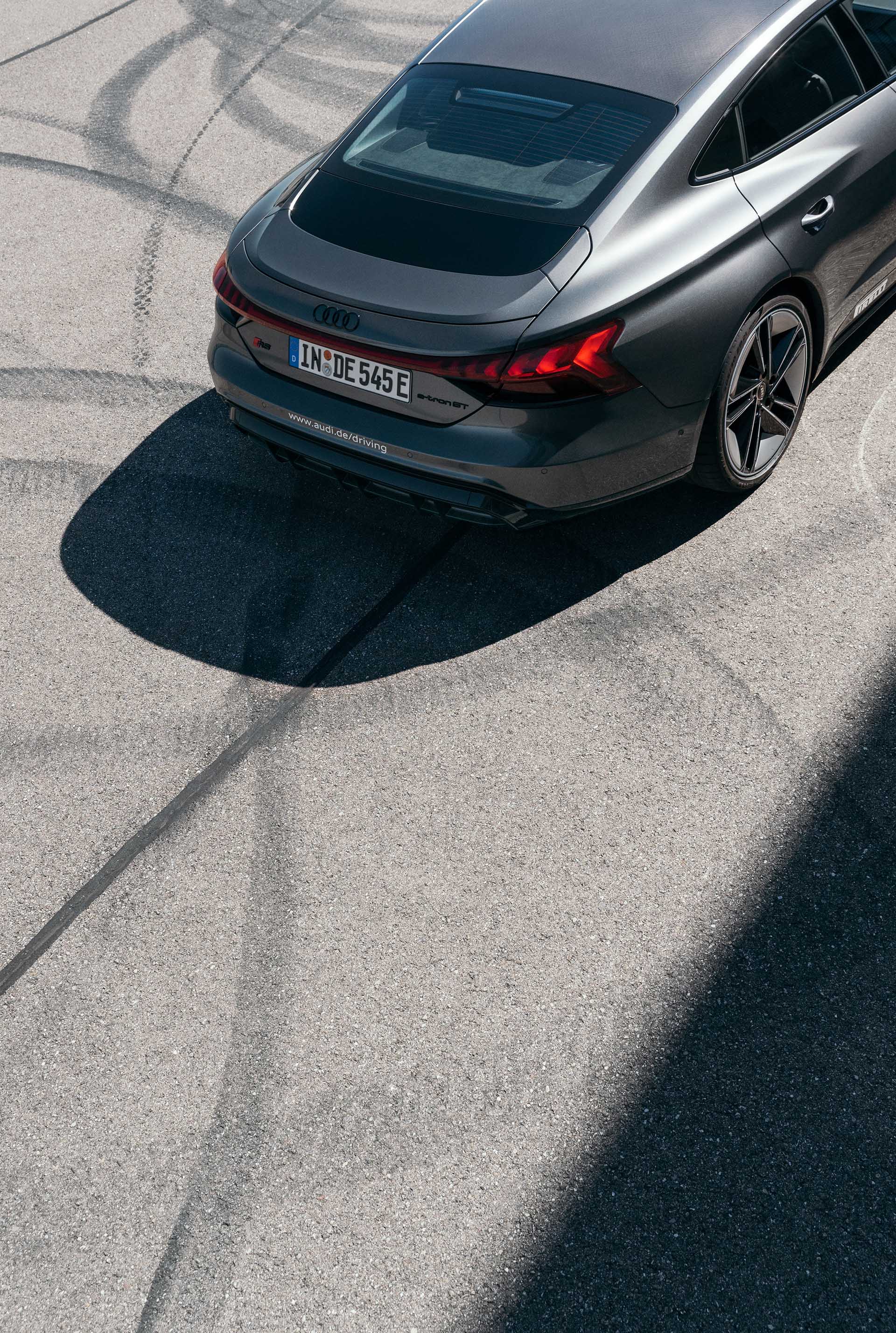 Raised rear view of the RS e-tron GT. 