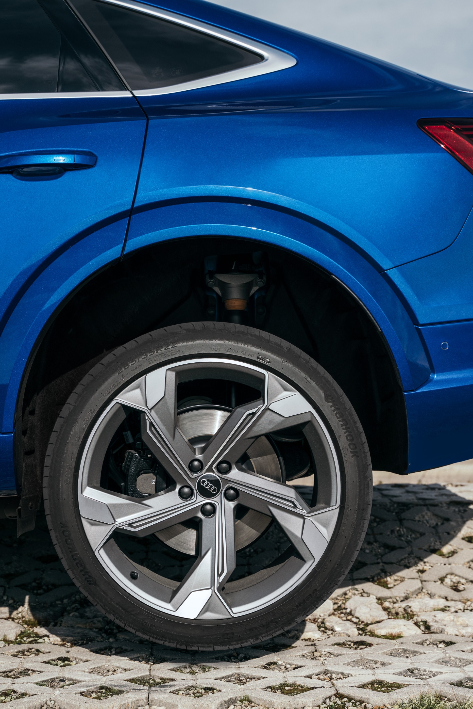 Side view of the wheel of the Audi SQ8 Sportback e-tron.