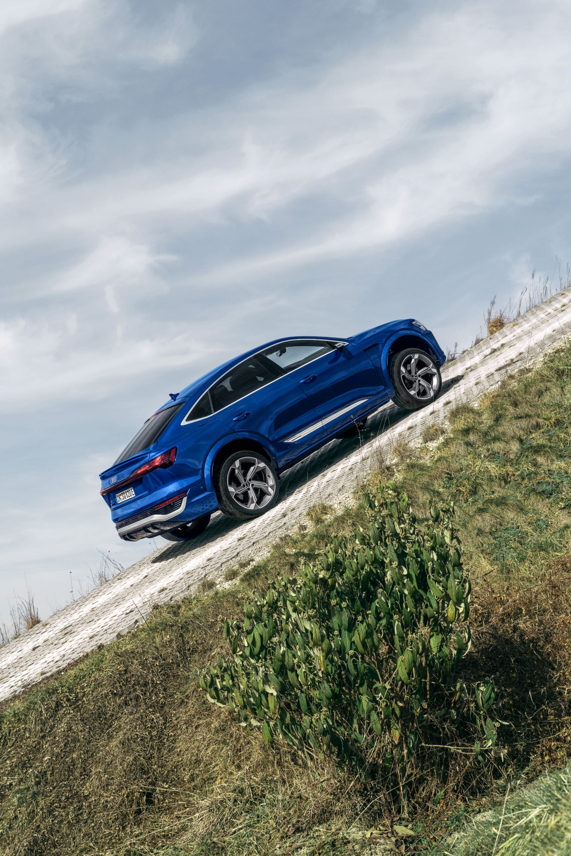 Side view of the Audi SQ8 Sportback e-tron moving up an incline.